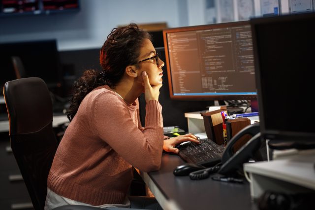 Eine Frau sitzt nachts vor einem Computer. Symbolbild für den Vorwurf der Lifestyle-Teilzeit.