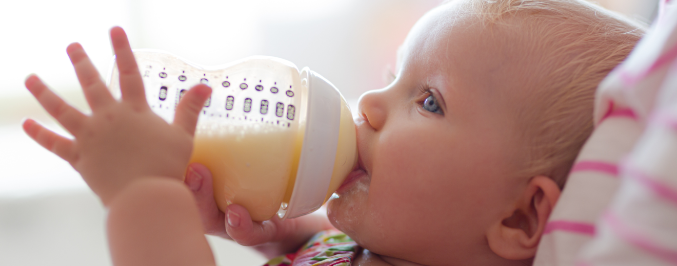 Ein Baby trinkt aus einem Fläschchen. Symobilbild: Wie steht es um die Lebensmittelsicherheit in der EU. Immer wieder gibt es neue Skandale. Welche Gesetze könnten helfen?