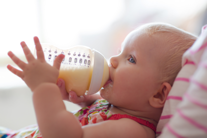 Ein Baby trinkt aus einem Fläschchen. Symobilbild: Wie steht es um die Lebensmittelsicherheit in der EU. Immer wieder gibt es neue Skandale. Welche Gesetze könnten helfen?