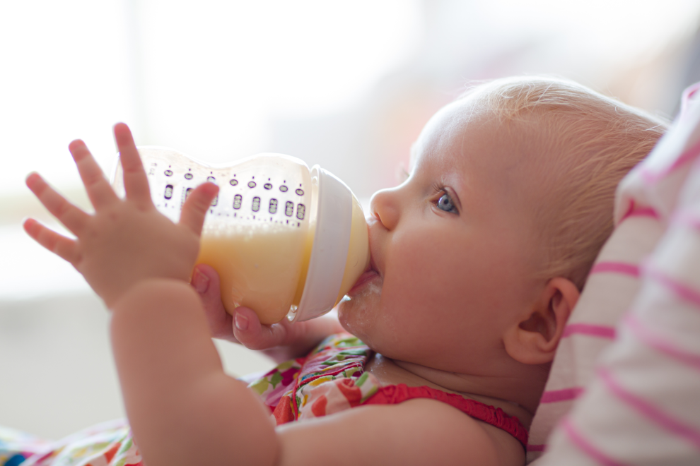 Ein Baby trinkt aus einem Fläschchen. Symobilbild: Wie steht es um die Lebensmittelsicherheit in der EU. Immer wieder gibt es neue Skandale. Welche Gesetze könnten helfen?