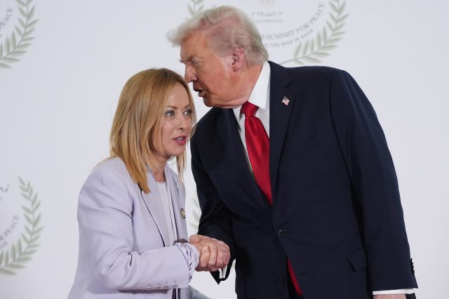 Giorgia Meloni und Donald Trump geben sich die Hand.