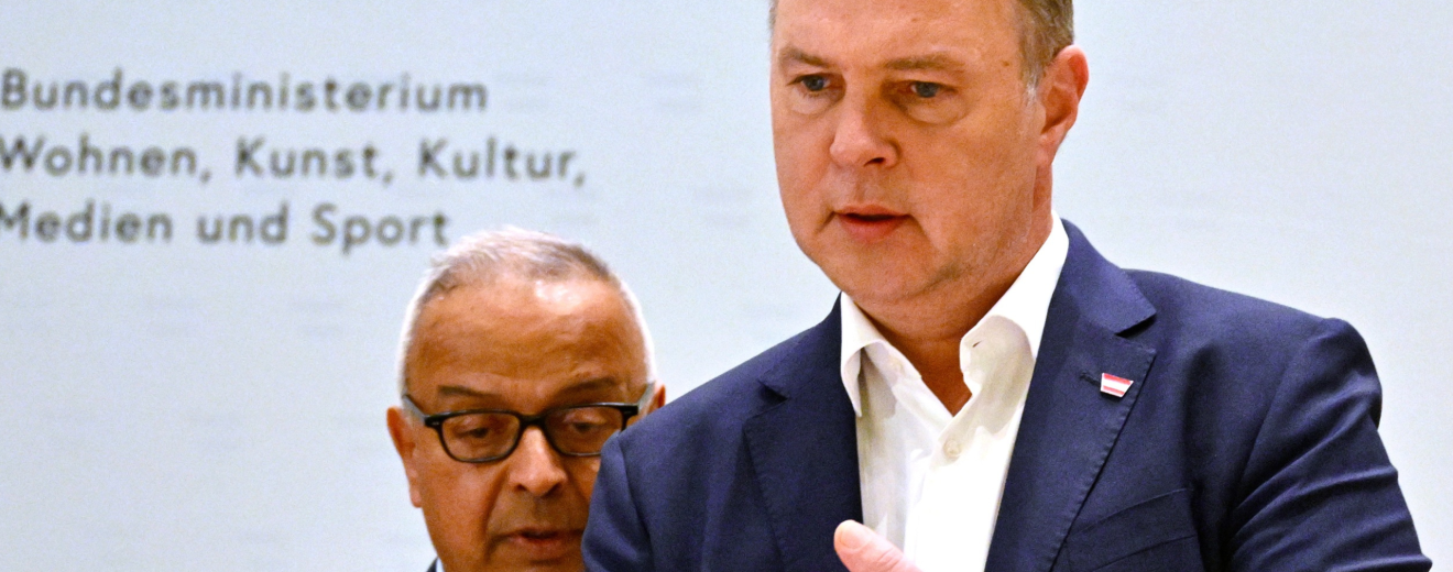 Medienminister Andreas Babler (SPÖ) und Studienautor zur Medienförderung Andy Kaltenbrunner. | © APA/Hans Klaus Techt