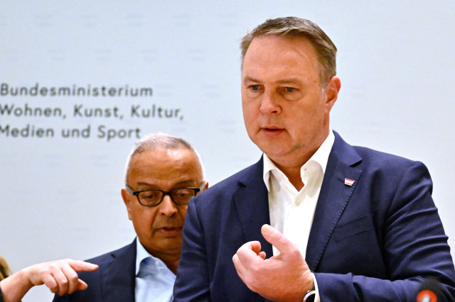 Medienminister Andreas Babler (SPÖ) und Studienautor zur Medienförderung Andy Kaltenbrunner. | © APA/Hans Klaus Techt