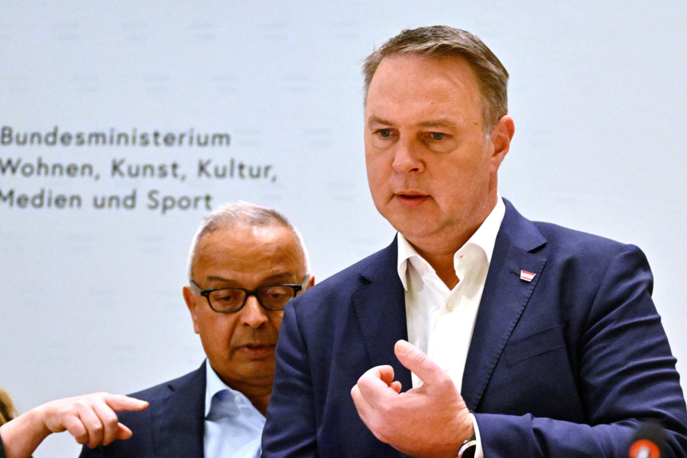Medienminister Andreas Babler (SPÖ) und Studienautor zur Medienförderung Andy Kaltenbrunner. | © APA/Hans Klaus Techt
