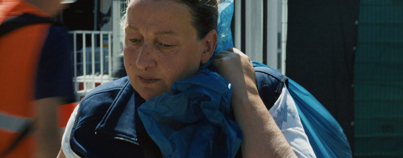 Heike (gespielt von Sabine Thalau) trägt einen Müllsack im Film "Ich verstehe Ihren Unmut".
