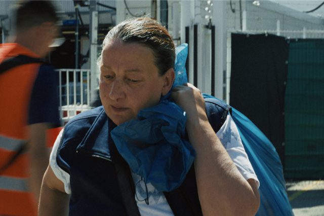Heike (gespielt von Sabine Thalau) trägt einen Müllsack im Film "Ich verstehe Ihren Unmut".