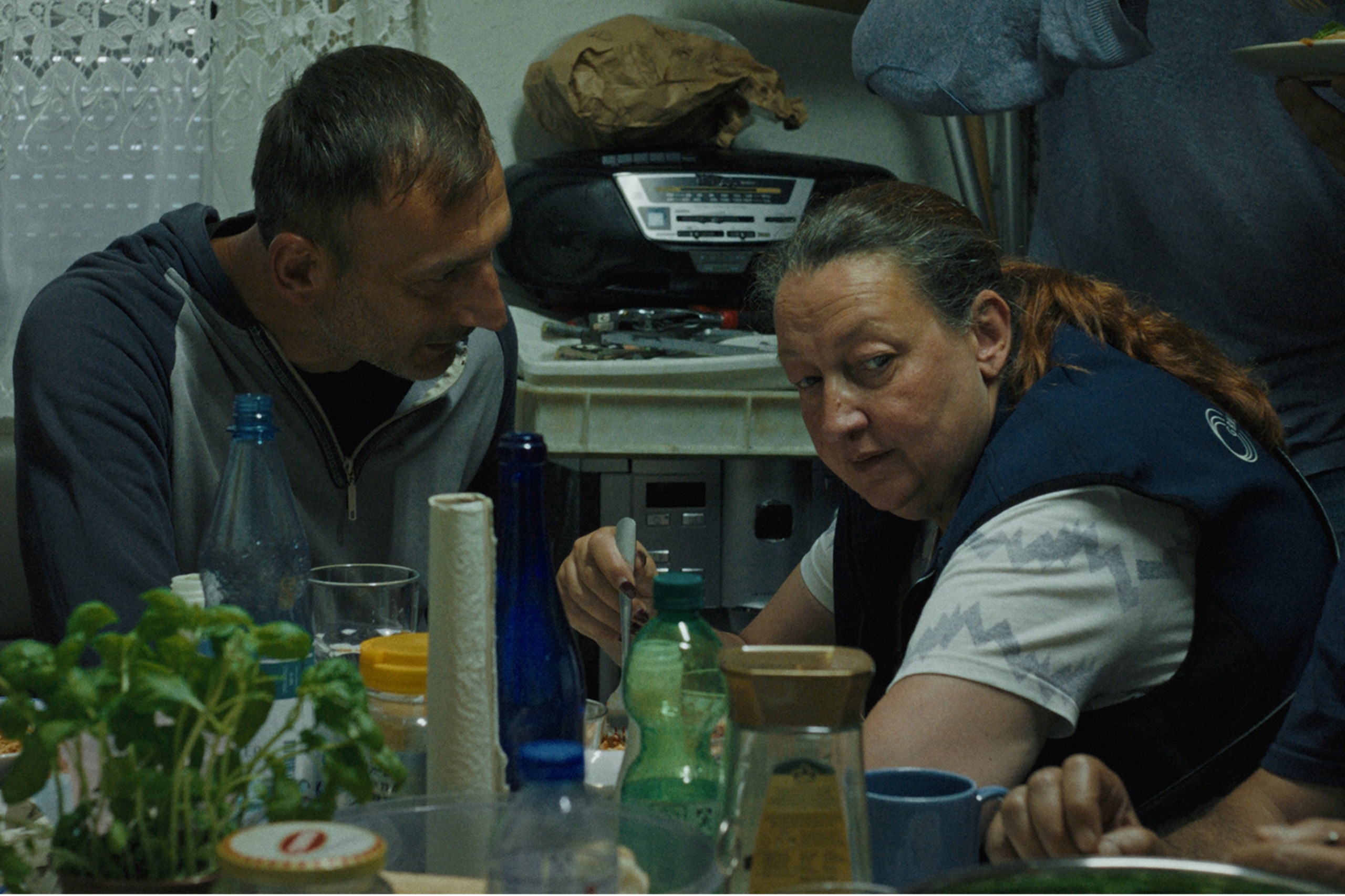 Ein Mann spricht mit Heike (gespielt von Sabine Thalau) im Film "Ich verstehe Ihren Unmut".
