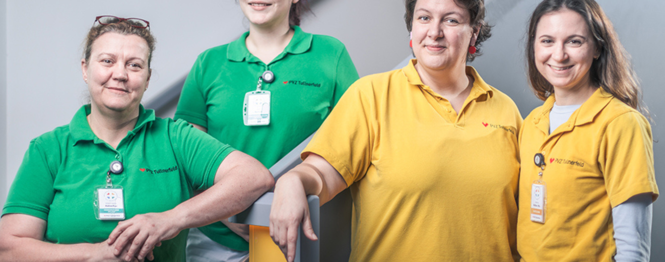 Vier Mitarbeiterinnen des Primärversorgungszentrums Tullnerfeld. Symbolbild: Alle Gesundheitsberufe vor den Vorhang: Im PVZ Tullnerfeld zeigt sich, dass medizinische Versorgung immer eine Teamleistung ist.