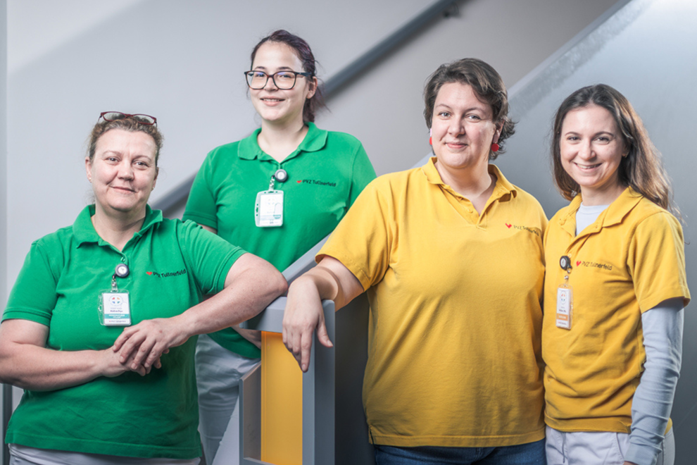 Vier Mitarbeiterinnen des Primärversorgungszentrums Tullnerfeld. Symbolbild: Alle Gesundheitsberufe vor den Vorhang: Im PVZ Tullnerfeld zeigt sich, dass medizinische Versorgung immer eine Teamleistung ist.