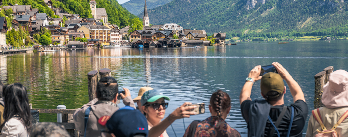 Ein Postkartenmotiv für die Welt: Hallstatt versucht, mit dem Massentourismus fertig zu werden. Wie wirkt er sich auf Beschäftigte und Einheimische aus?