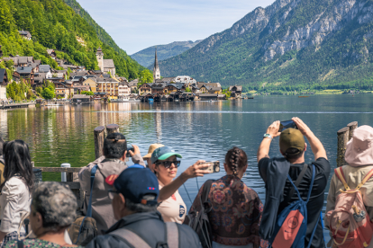 Ein Postkartenmotiv für die Welt: Hallstatt versucht, mit dem Massentourismus fertig zu werden. Wie wirkt er sich auf Beschäftigte und Einheimische aus?