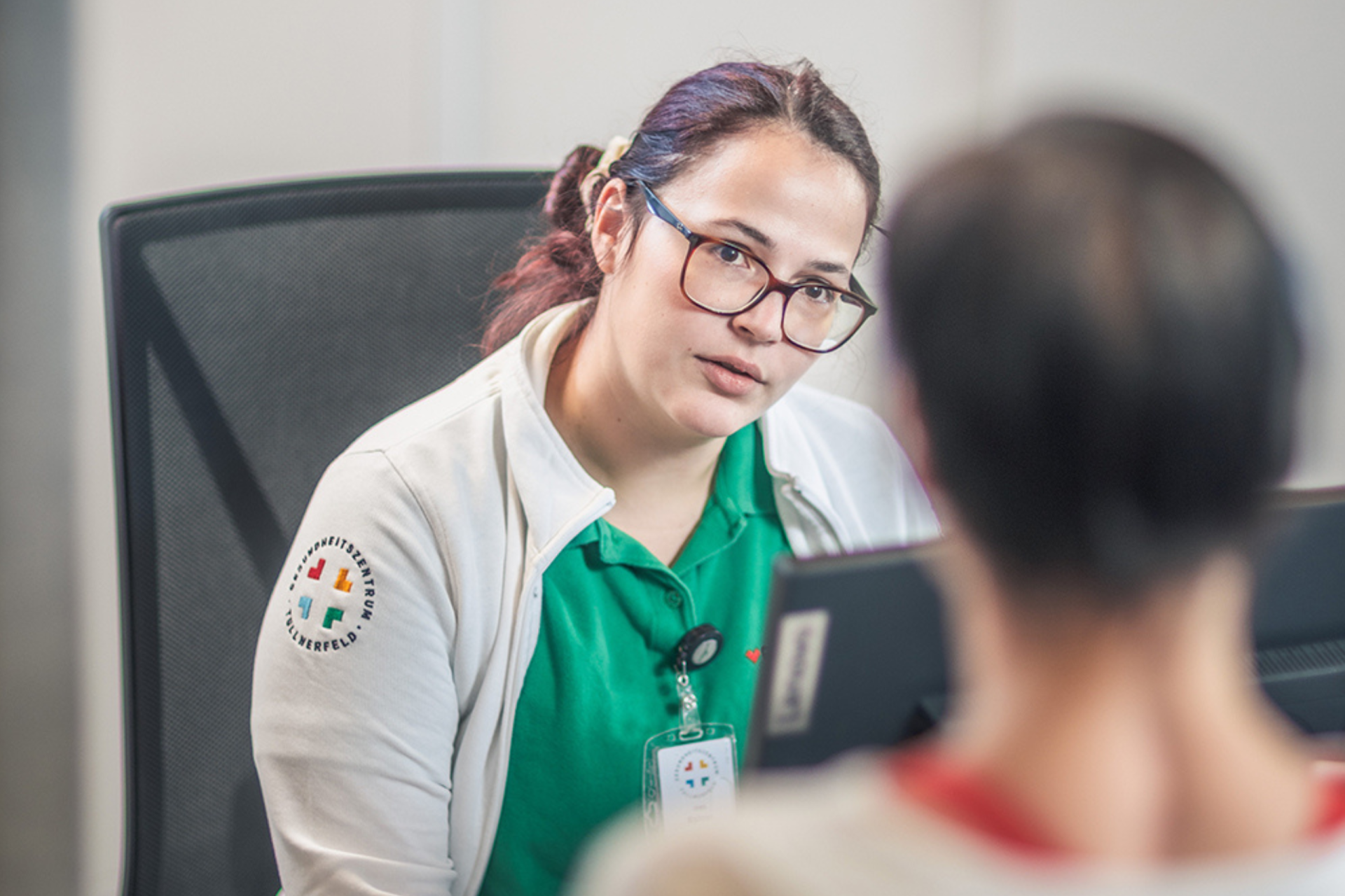 Ines Rainer bei der Aufnahme einer Patientin. Das Anmeldeteam sei die Visitenkarte der Ordination.