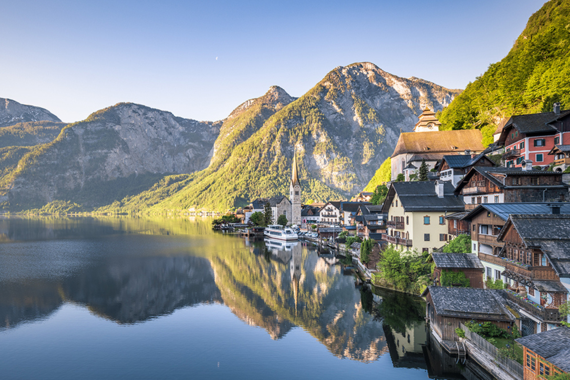 Morgens vor Ankunft der Tagestourist:innen herrscht beschauliche Ruhe im Ort.