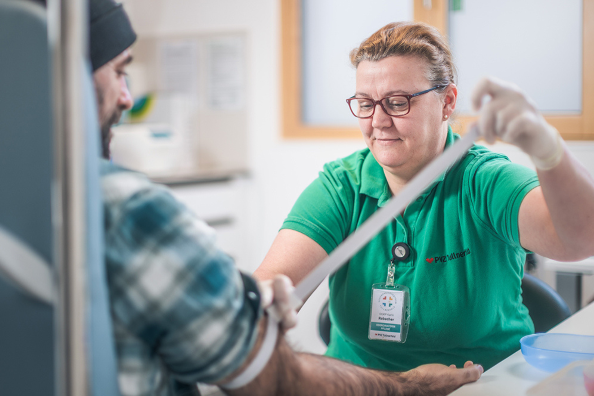Karin Rabacher verbindet einen Patienten. Symbolbild: „Ich wollte weg von den Hierarchien.“ Pflegekoordinatorin Karin Rabacher wechselte vom Spital ins PVZ.