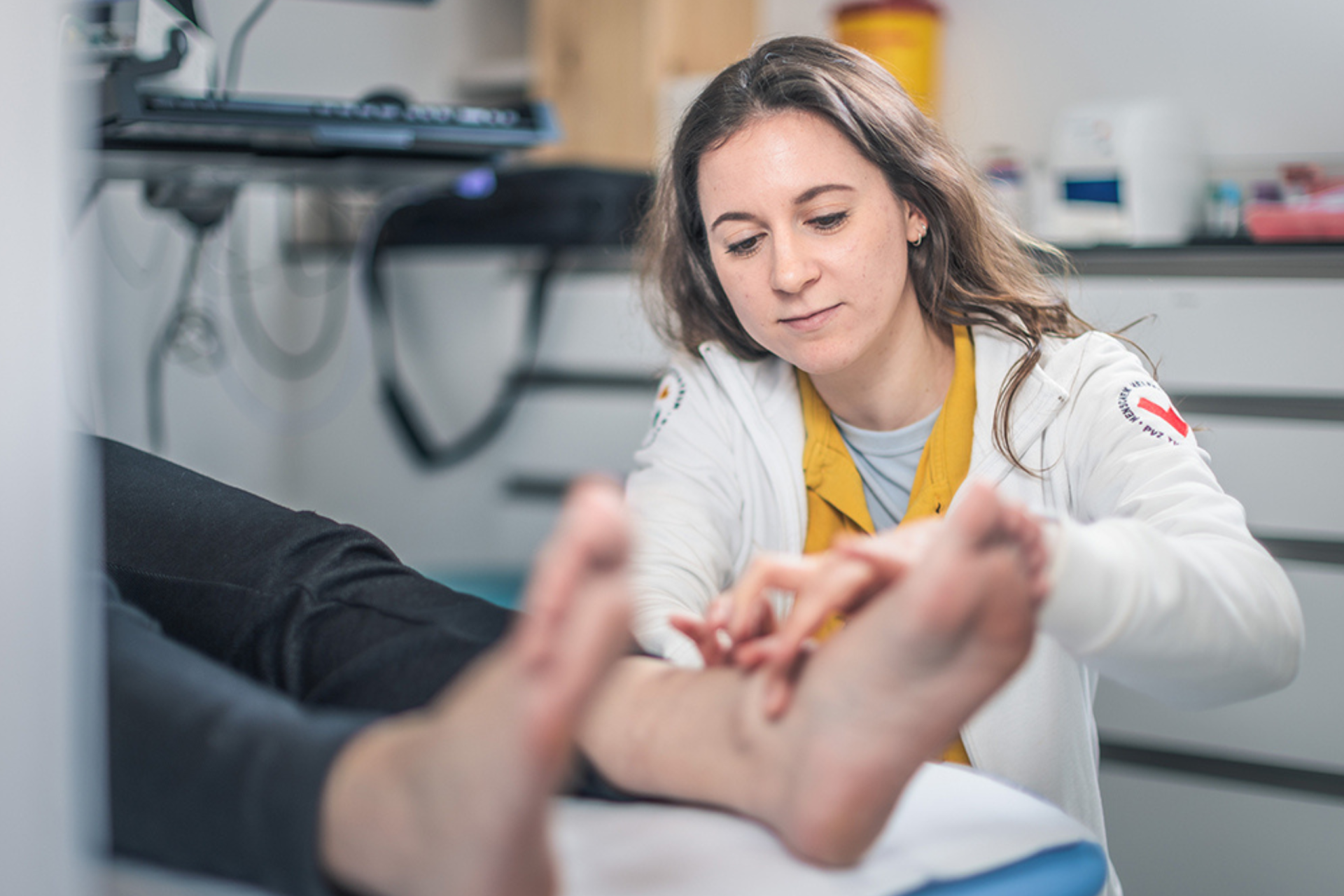 Diätologin Viktoria Müller bringt Elektroden bei einer Patientin an. In ihrem Job würde es „nie langweilig“.