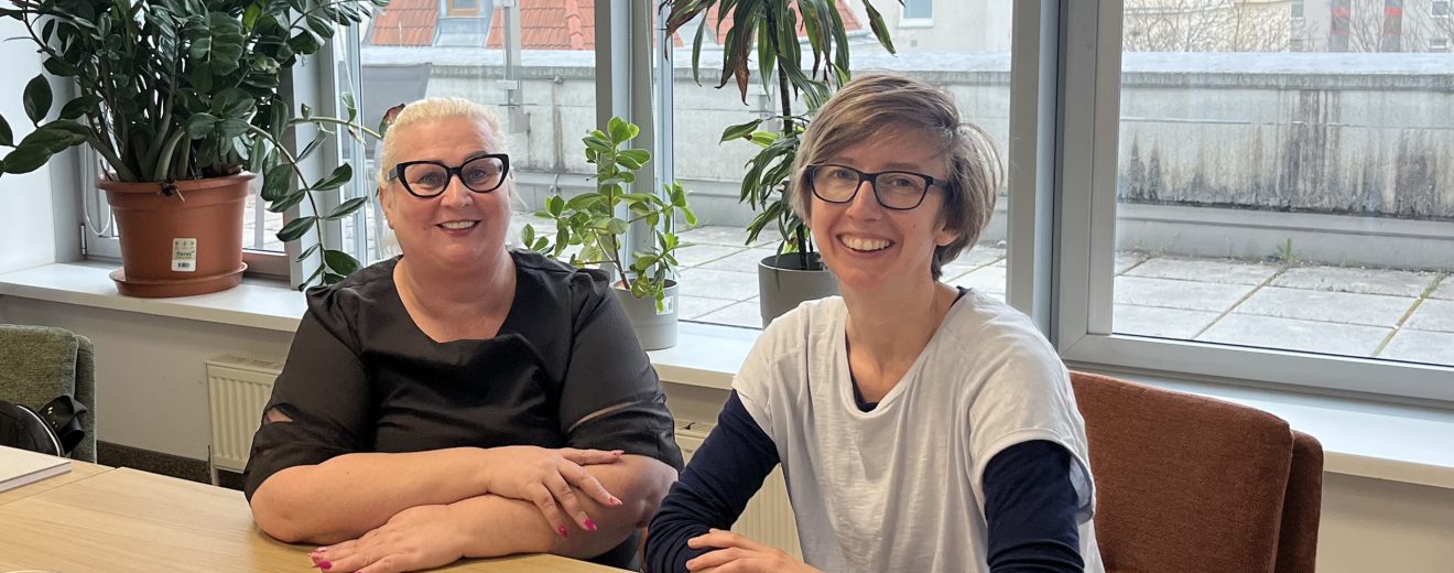 Anita und Judith sitzen am Tisch. Symbolbild: Anita war lange Zeit auf Jobsuche.