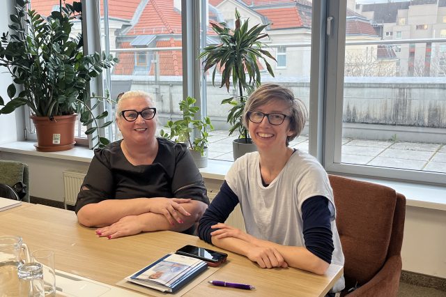 Anita und Judith sitzen am Tisch. Symbolbild: Anita war lange Zeit auf Jobsuche.