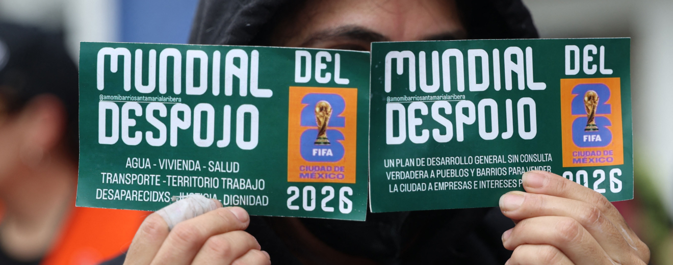 Eine Frau versteckt ihr Gesicht hinter zwei Karten. Symbolbild für die Proteste gegen die Fußball-WM in Mexiko.