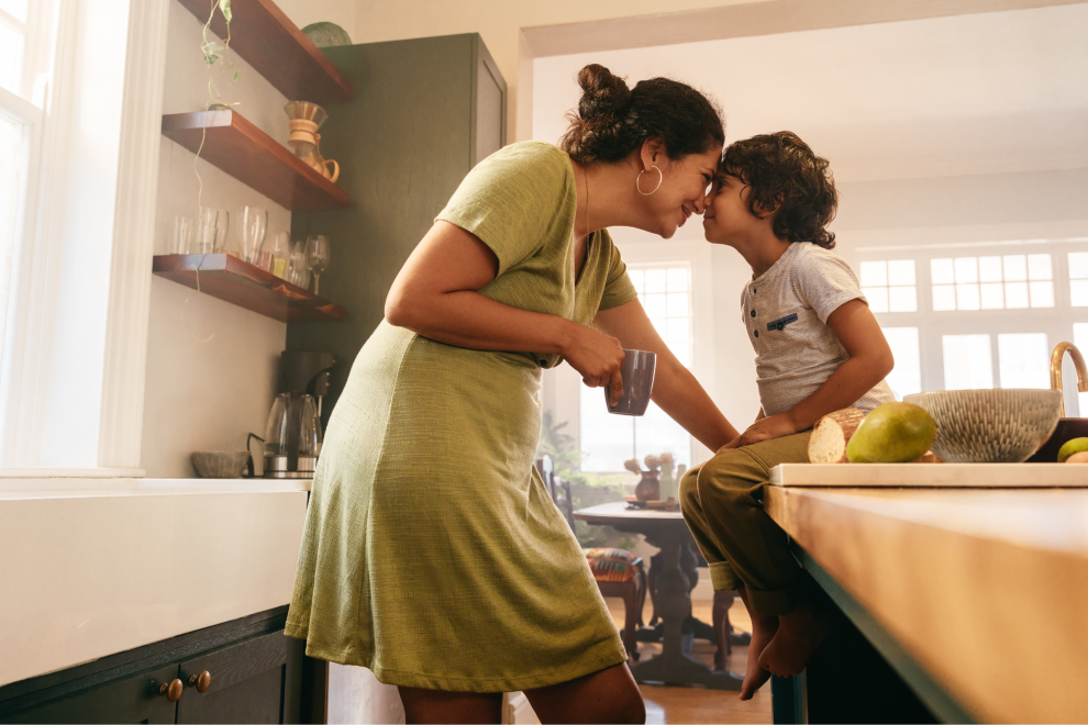 Eine Mutter und ihr Sohn in der Küche. Symbolbild für den Vorwurf der Lifestyle-Teilzeit.