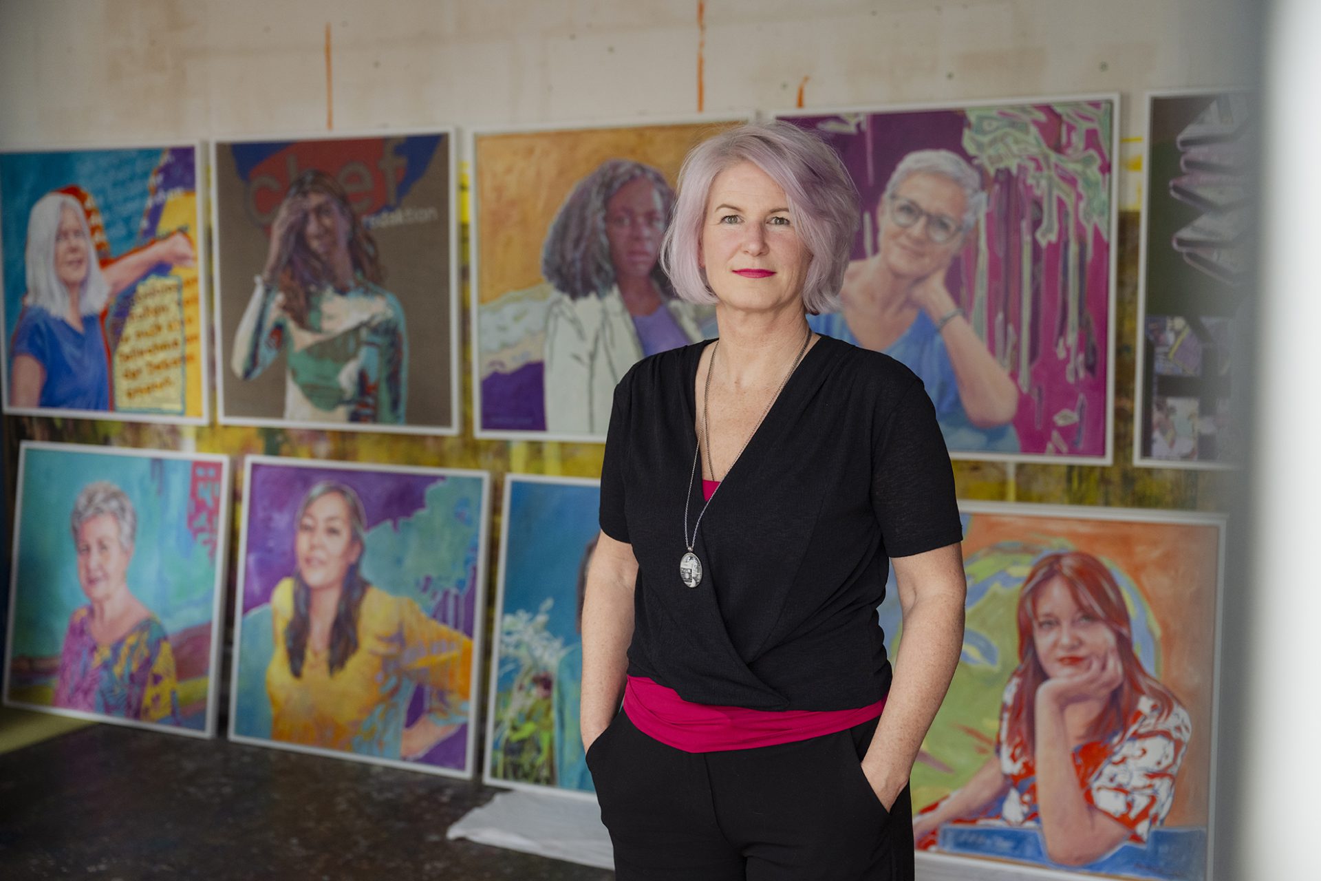 Barbara Pacholik zwischen ihren Werken.