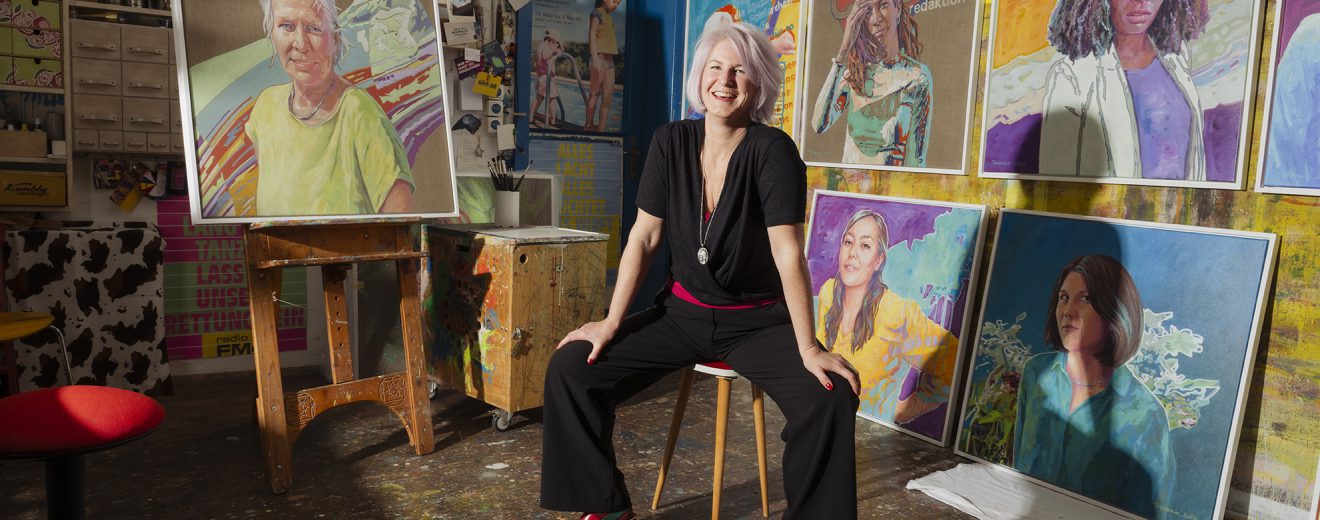 Künstlerin Barbara Pacholik in ihren Werken der Ausstellung „Große Töchter“.