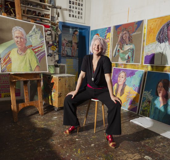 Künstlerin Barbara Pacholik in ihren Werken der Ausstellung „Große Töchter“.