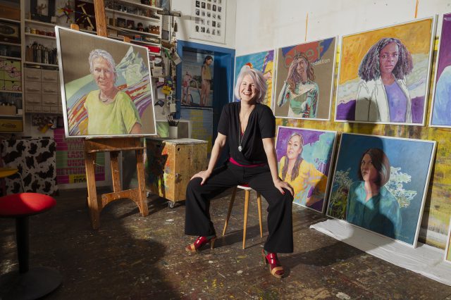 Künstlerin Barbara Pacholik in ihren Werken der Ausstellung „Große Töchter“.