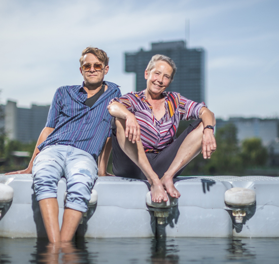 Die österreichische Band 5/8erl in Ehr’n ist musikalisch im Jazz und Soul verankert. Arbeit&Wirtschaft traf zwei der fünf Musiker:innen im Wiener Freibad Gänsehäufel.