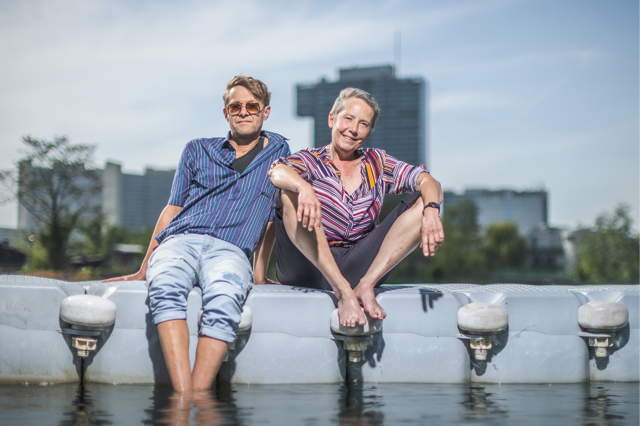 Die österreichische Band 5/8erl in Ehr’n ist musikalisch im Jazz und Soul verankert. Arbeit&Wirtschaft traf zwei der fünf Musiker:innen im Wiener Freibad Gänsehäufel.