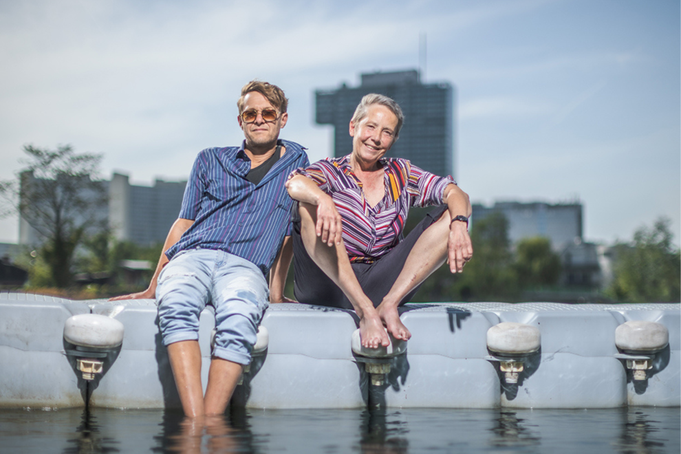 Die österreichische Band 5/8erl in Ehr’n ist musikalisch im Jazz und Soul verankert. Arbeit&Wirtschaft traf zwei der fünf Musiker:innen im Wiener Freibad Gänsehäufel.