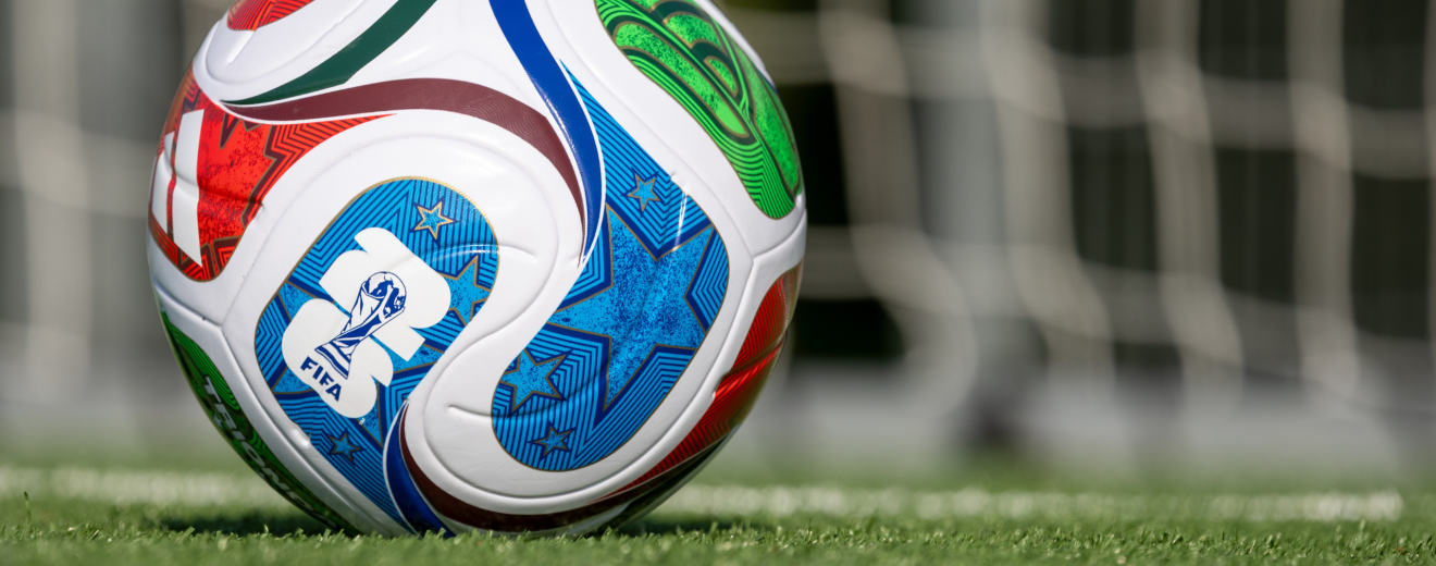 Ein Ball der FIFA im Netz. Symbolbild: Wie verändert die Fußball-WM in den USA die Arbeitsbedingungen dort? Und wie wirkt sich Trumps Präsidentschaft auf den Tourismus aus?