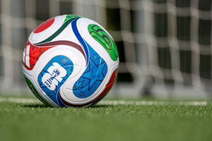 Ein Ball der FIFA im Netz. Symbolbild: Wie verändert die Fußball-WM in den USA die Arbeitsbedingungen dort? Und wie wirkt sich Trumps Präsidentschaft auf den Tourismus aus?