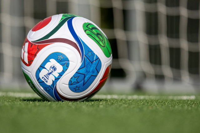 Ein Ball der FIFA im Netz. Symbolbild: Wie verändert die Fußball-WM in den USA die Arbeitsbedingungen dort? Und wie wirkt sich Trumps Präsidentschaft auf den Tourismus aus?