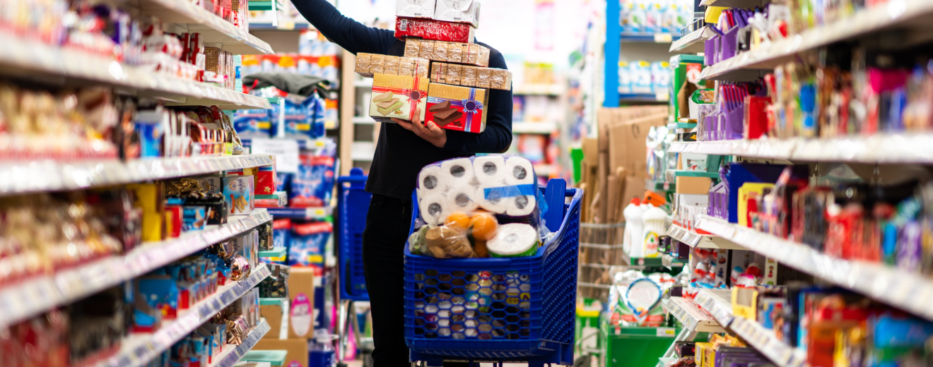 Ein Mann türmt Lebensmittel in seinen Einkaufswagen. Symobilbild für: Könnte das Chaos am Samstag im Supermarkt durch andere Öffnungszeiten vermieden werden?