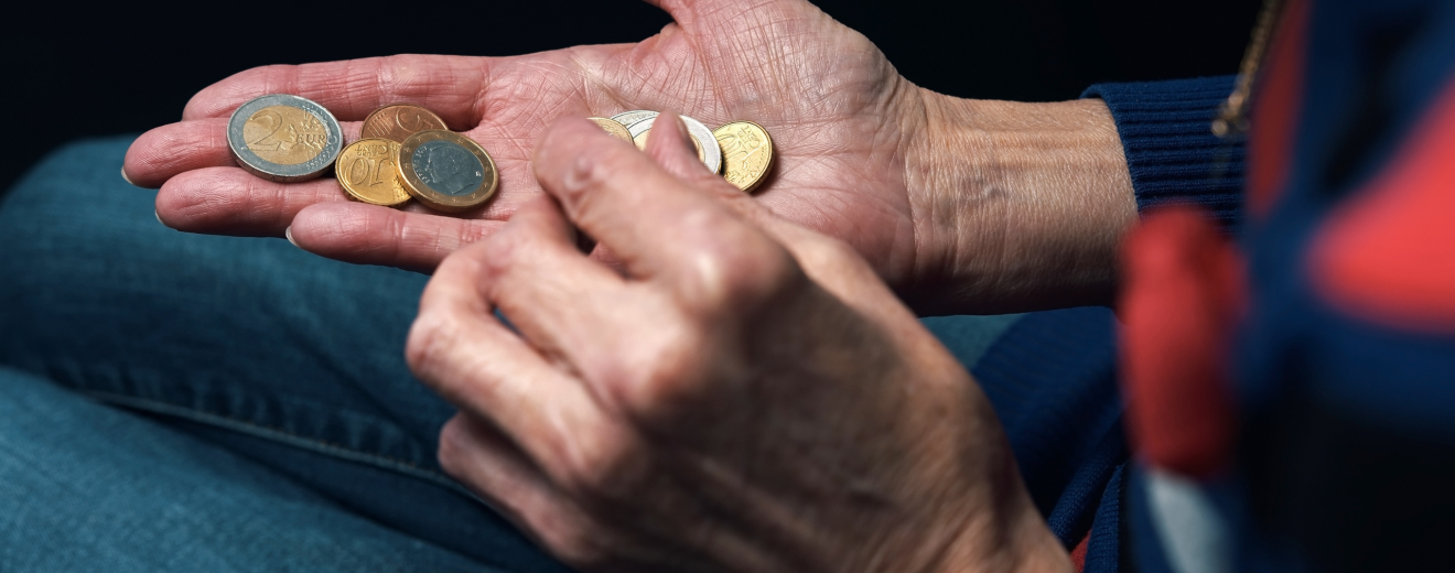 Eine Hand zählt Münzen. Symbolbild: Könnte Armut verhindern werden? Und warum entscheidet sich die Politik dagegen? Ein Kommentar von Martin Schenk