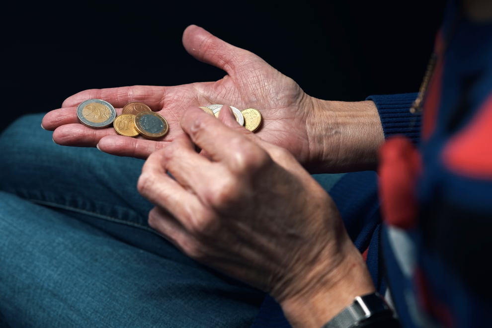 Eine Hand zählt Münzen. Symbolbild: Könnte Armut verhindern werden? Und warum entscheidet sich die Politik dagegen? Ein Kommentar von Martin Schenk