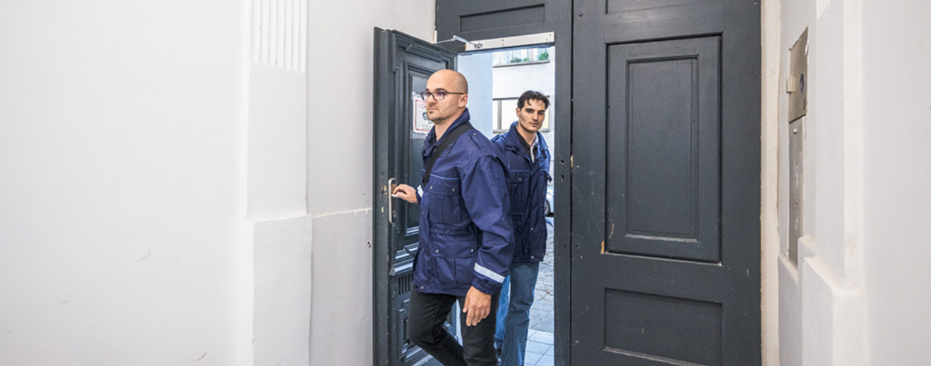 Günter Nast und Lukas Kupresak kontrollieren in den frühen Morgenstunden die Buchungsbestätigungen von Tourist:innen.