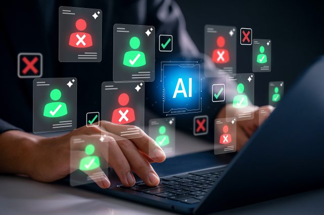 Eine Person arbeitet mit einem Laptop. Darüber wird ein Prozess gezeigt, wie KI im Personalwesen eingesetzt wird. Symbolbild für KI und Betriebsvereinbarung.