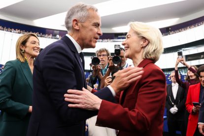 Mark Carney und Ursula von der Leyen umarmen sich. Symbolbild für die neue Partnerschaft zwischen der EU und Kanada