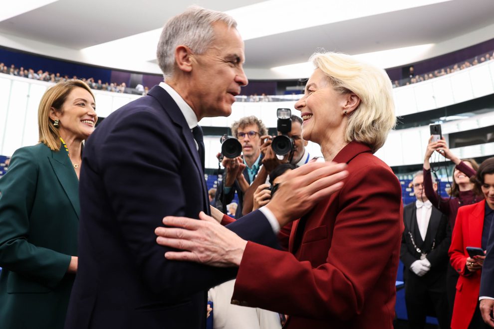 Mark Carney und Ursula von der Leyen umarmen sich. Symbolbild für die neue Partnerschaft zwischen der EU und Kanada