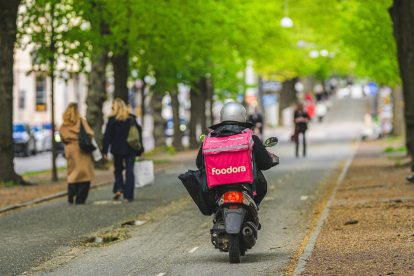 Ein Foodora-Fahrer auf seinem Motorroller.
