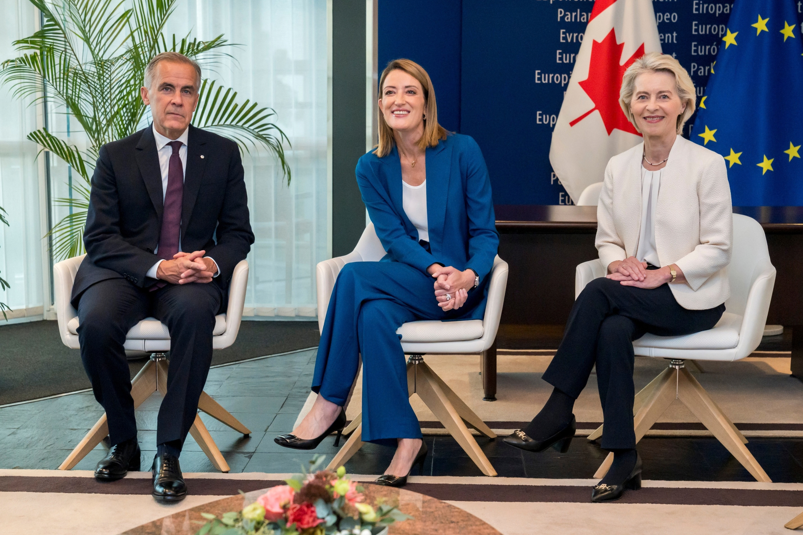 EU und Kanada: Parlamentspräsidentin Roberta Metsola und Kommissionspräsidentin Ursula von der Leyen begrüßen Kanadas Premierminister Mark Carney.