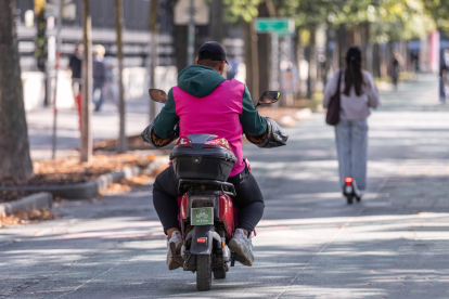 Mehr Sicherheit auf Radwegen, aber auf wessen Kosten? Das E-Moped-Verbot trifft vor allem prekär beschäftigte Rider:innen. | © APA-Images / Weingartner-Foto
