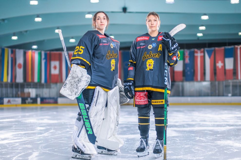 Die Eishockey-Nationalspielerinnen Selma Luggin und Antonia Matzka kämpfen für bessere Bedingungen im Frauensport.