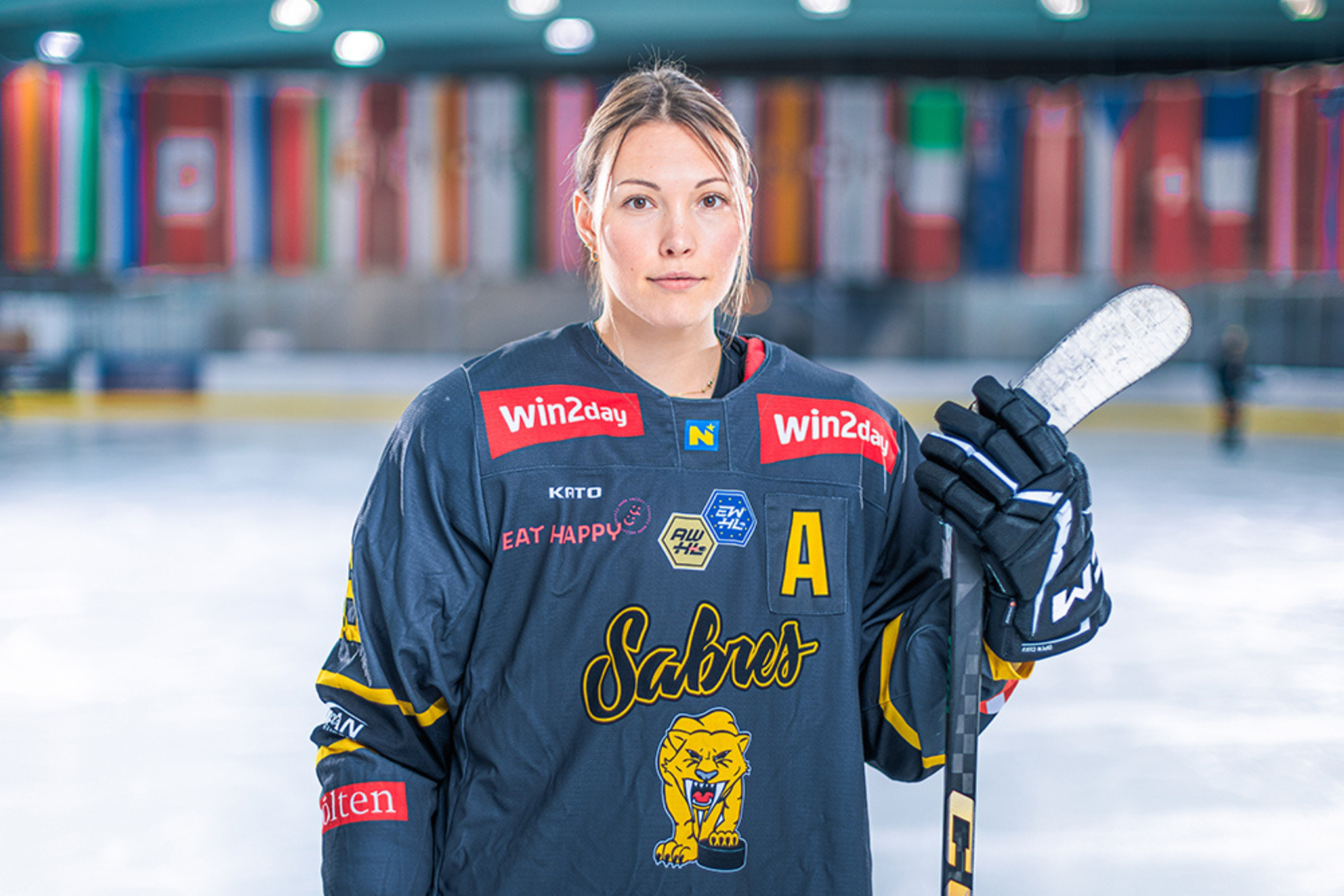 Eishockeyspielerin Matzka lebte neun Jahre in den USA. Nur dank eines Sportstipendiums konnte sie dort studieren. Heute kostet sie der Profi-Sport Geld.