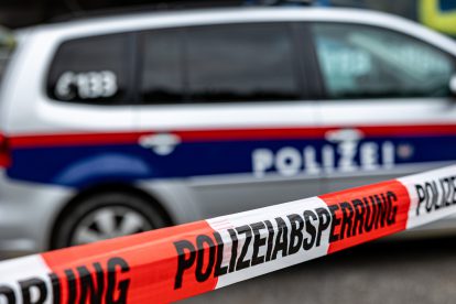 Ein Polizeieinsatz mit Polizeiauto und Absperrung. Symbolfoto für