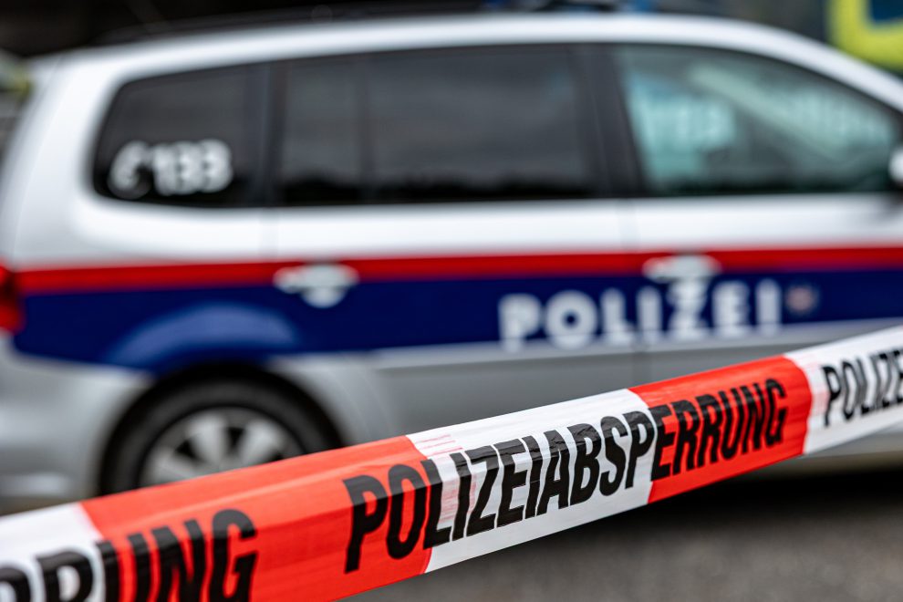 Ein Polizeieinsatz mit Polizeiauto und Absperrung. Symbolfoto für