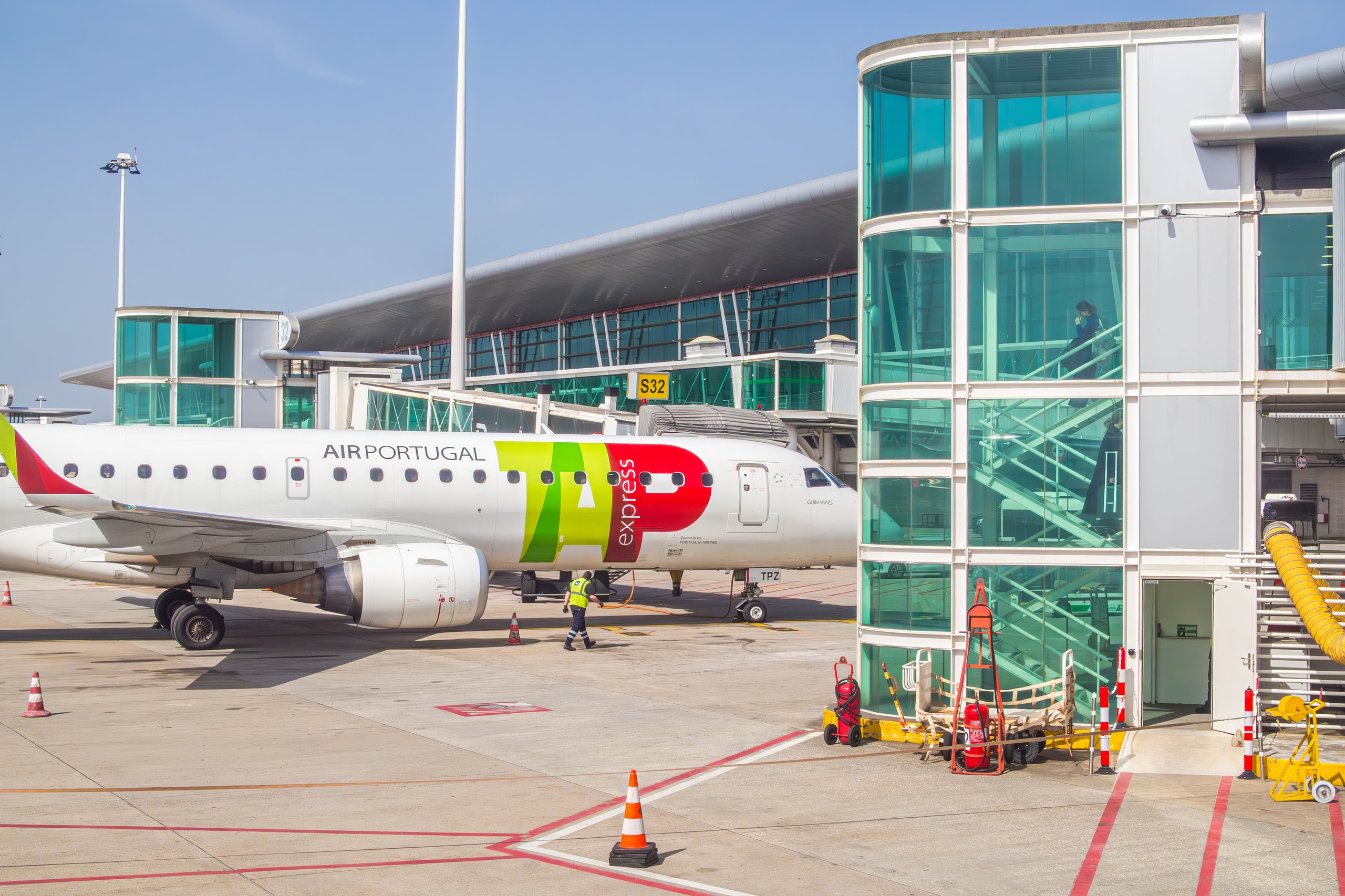 TAP-Air-Portugal-Flugzeug am Terminal des Flughafens Francisco Sá Carneiro in Porto, Portugal.