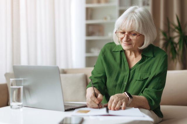 Eine Frau in einem grünen Shirt arbeitet am Laptop. Symbolbild: Rund ein Drittel der Menschen in Österreich ist sich nicht sicher, ob sie ihre Arbeit bis zu ihrem Pensionsantritt schafft.